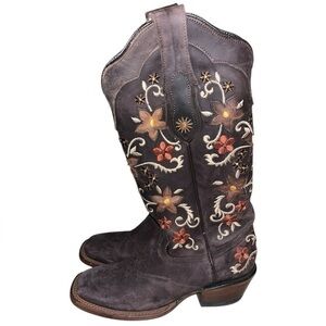 Denver women’s floral embroidered square toe boots 7